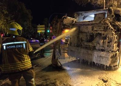 Imagen secundaria 1 - Arde el motor de un autobús de la EMT en plena Alameda