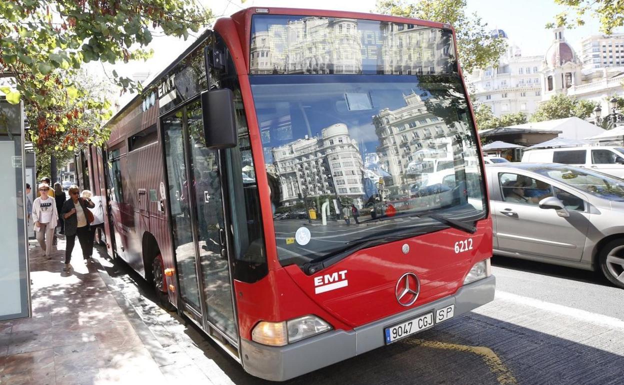 Un autobís de la EMT circula por la plaza del Ayuntamiento, antes de su peatonalización.