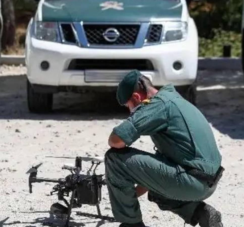 La Guardia Civil de Valencia ha pedido colaboración a los vecinos de los pueblos y aldeas de la comarca de los Serranos para localizar y detener al 'Rambo de Requena'. El operativo de búsqueda del ladrón que mantiene en jaque a los guardias civiles y policías desde hace tres meses se ha reanudado a primera hora de esta mañana. Una decena de patrullas peinan los montes de Chelva, La Sella, Higueruelas, Alpuente, Andilla y Titaguas. 