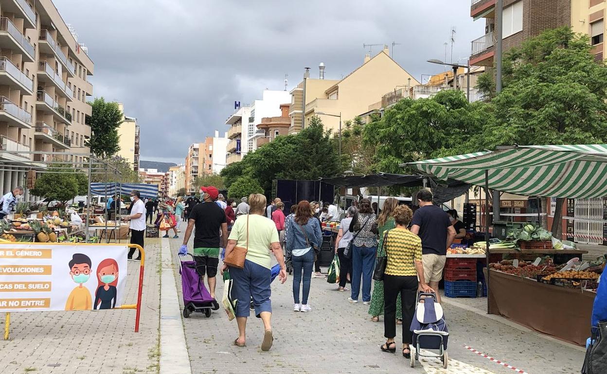 El mercado de fruta de los viernes en la calle La Vía. 