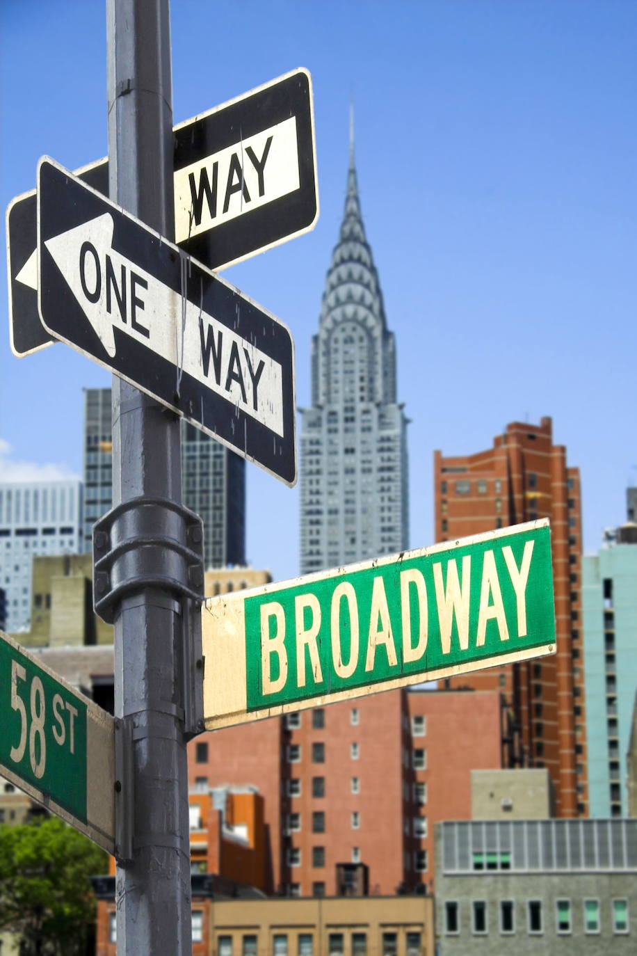 Chrysler Building se levanta concretamente en la intersección entre la calle 42 y Lexington Avenue, muy cerca de Grand Central Terminal y a escasos 15 minutos de Times Square.