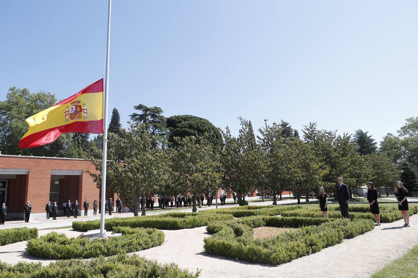 Los Reyes Felipe y Letizia, la Princesa de Asturias, Leonor, y la Infanta Sofía han guardado un minuto de silencio en memoria de los fallecidos por la pandemia del Covid-19.