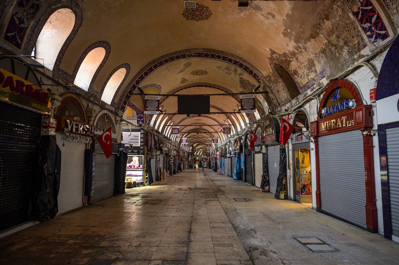 Estambul (Turquía). Durante mucho tiempo, la capital del Imperio Romano no fue Roma, sino la otra gran urbe del mundo occidental en la época, Constantinopla, la actual Estambul. Situada en el estrecho del Bósforo, en un lugar estratégico entre Occidente y Oriente, entre Europa y Asia, entre el mar Mediterráneo y el mar Negro.