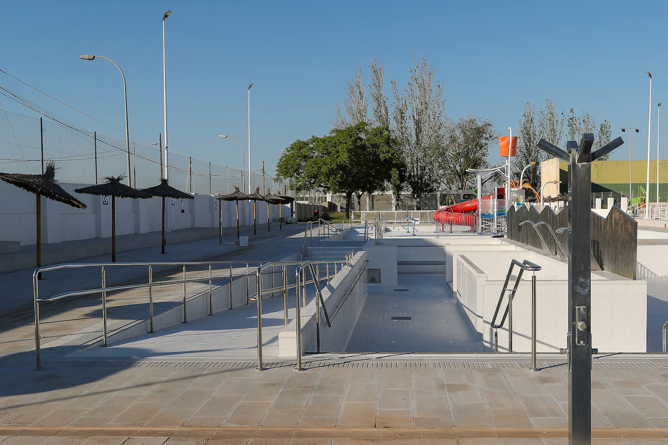 La ciudad de Valencia se prepara y acondiciona sus espacios para pasar a la fase 2 de desescalada a partir del lunes 1 de junio, junto al resto de la Comunitat. La fase 2 refuerza la movilidad a los ciudadanos y reduce las restricciones en la reapertura de numerosas instalaciones y servicios, aunque mantiene algunas restricciones. Los territorios que pasan a la fase 2 de la desescalada podrán abrir cines, teatros y monumentos con un tercio del aforo. Además, el uso de la playa ya se contempla en la fase 2 y se ha flexibilizado mucho la movilidad. 