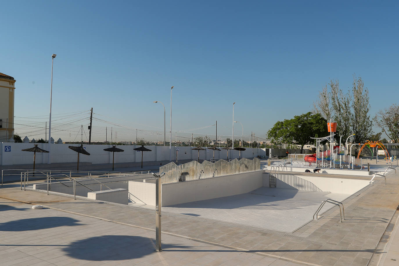 La ciudad de Valencia se prepara y acondiciona sus espacios para pasar a la fase 2 de desescalada a partir del lunes 1 de junio, junto al resto de la Comunitat. La fase 2 refuerza la movilidad a los ciudadanos y reduce las restricciones en la reapertura de numerosas instalaciones y servicios, aunque mantiene algunas restricciones. Los territorios que pasan a la fase 2 de la desescalada podrán abrir cines, teatros y monumentos con un tercio del aforo. Además, el uso de la playa ya se contempla en la fase 2 y se ha flexibilizado mucho la movilidad. 