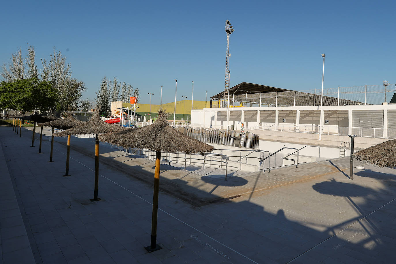 La ciudad de Valencia se prepara y acondiciona sus espacios para pasar a la fase 2 de desescalada a partir del lunes 1 de junio, junto al resto de la Comunitat. La fase 2 refuerza la movilidad a los ciudadanos y reduce las restricciones en la reapertura de numerosas instalaciones y servicios, aunque mantiene algunas restricciones. Los territorios que pasan a la fase 2 de la desescalada podrán abrir cines, teatros y monumentos con un tercio del aforo. Además, el uso de la playa ya se contempla en la fase 2 y se ha flexibilizado mucho la movilidad. 