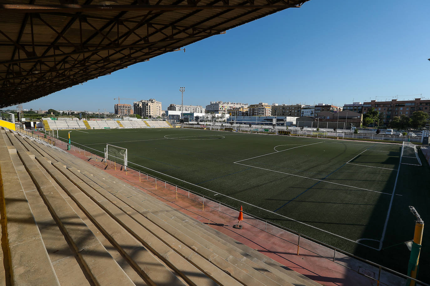 La ciudad de Valencia se prepara y acondiciona sus espacios para pasar a la fase 2 de desescalada a partir del lunes 1 de junio, junto al resto de la Comunitat. La fase 2 refuerza la movilidad a los ciudadanos y reduce las restricciones en la reapertura de numerosas instalaciones y servicios, aunque mantiene algunas restricciones. Los territorios que pasan a la fase 2 de la desescalada podrán abrir cines, teatros y monumentos con un tercio del aforo. Además, el uso de la playa ya se contempla en la fase 2 y se ha flexibilizado mucho la movilidad. 