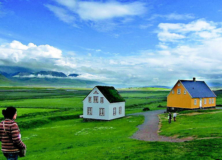 Los islandeses suelen pintar sus casar con vivos colores. Las de la imagen están cerca del lago glaciar de Jokulsalon.