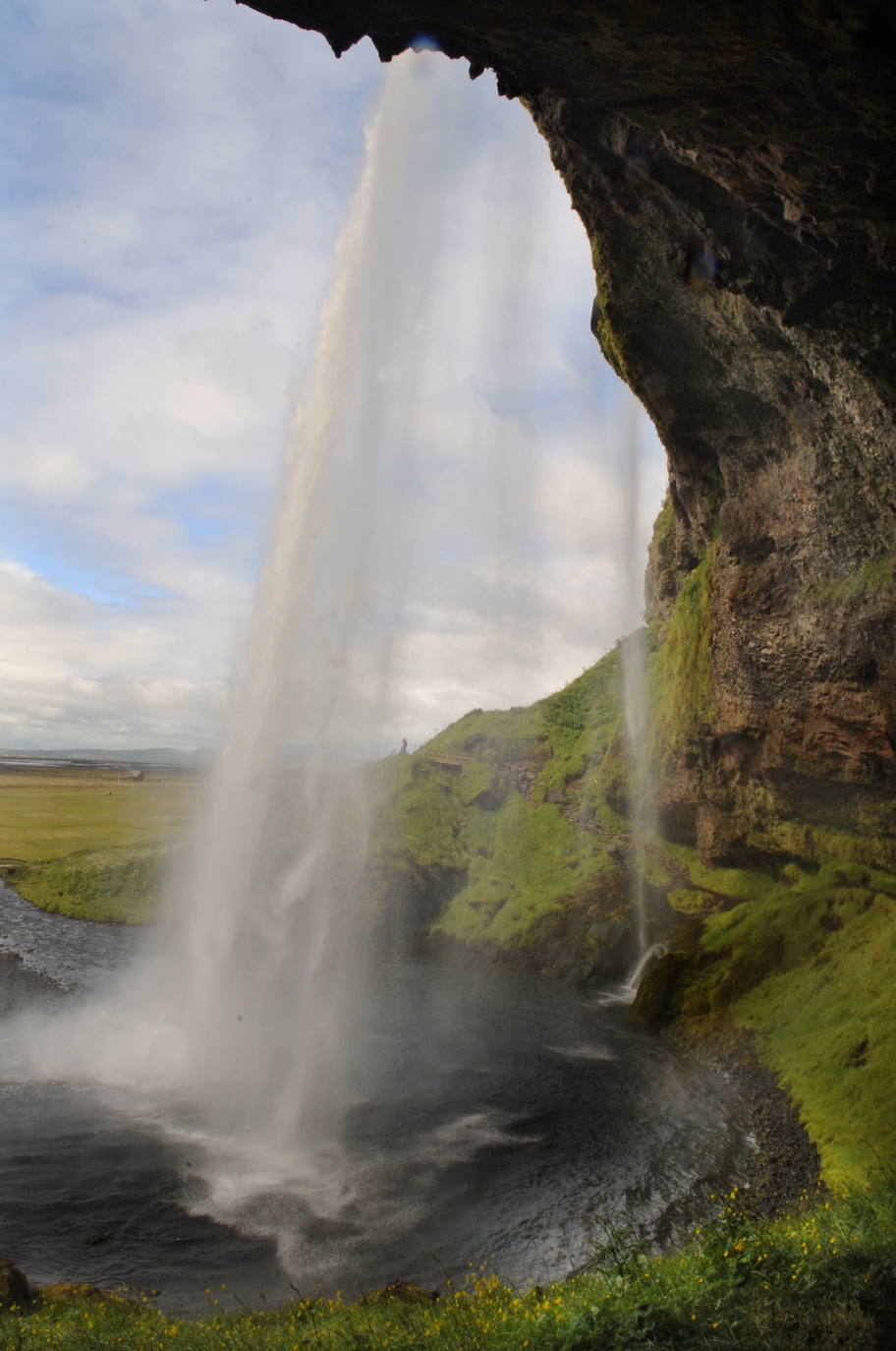 Seljalandsfoss es una de las cascadas más bonitas de Islandia, procede del río Seljalandsá.