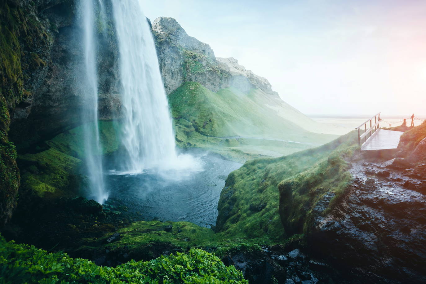 Seljalandsfoss es una de las cascadas más bonitas de Islandia, procede del río Seljalandsá.