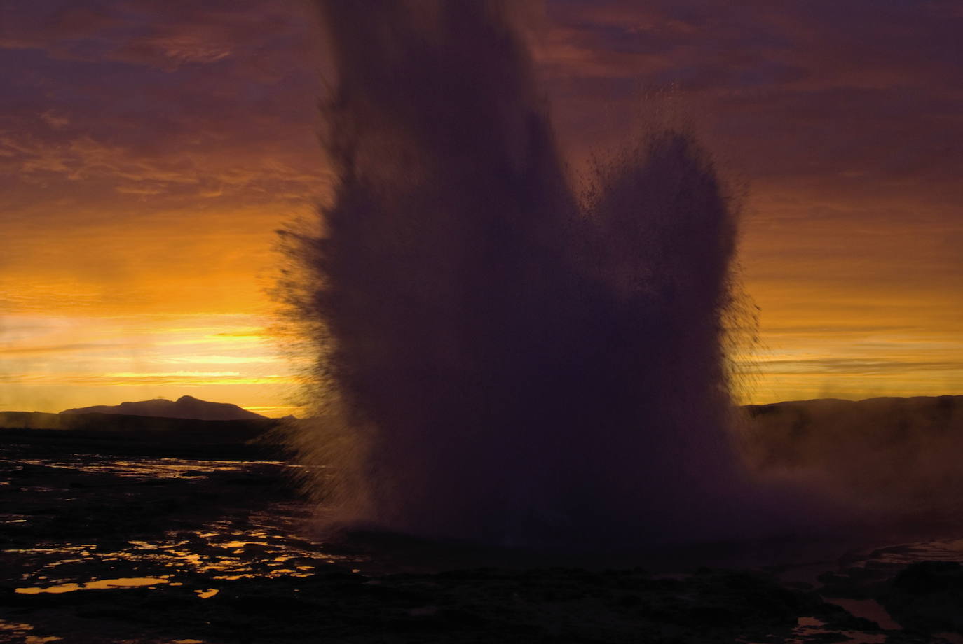 Strokkur es un géiser en la región geotérmica del río Hvitá en Islandia.