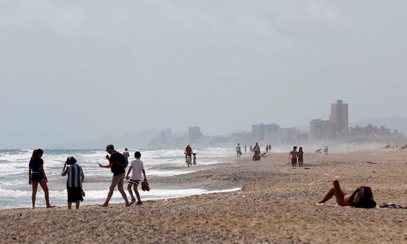 La ciudad de Valencia se prepara y acondiciona sus espacios para pasar a la fase 2 de desescalada a partir del lunes 1 de junio, junto al resto de la Comunitat. La fase 2 refuerza la movilidad a los ciudadanos y reduce las restricciones en la reapertura de numerosas instalaciones y servicios, aunque mantiene algunas restricciones. Los territorios que pasan a la fase 2 de la desescalada podrán abrir cines, teatros y monumentos con un tercio del aforo. Además, el uso de la playa ya se contempla en la fase 2 y se ha flexibilizado mucho la movilidad. 