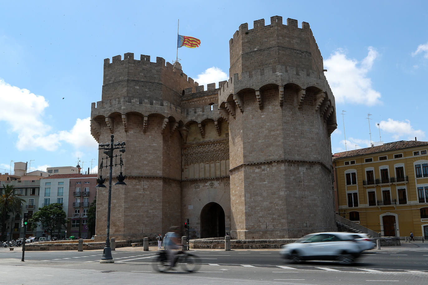 La ciudad de Valencia se prepara y acondiciona sus espacios para pasar a la fase 2 de desescalada a partir del lunes 1 de junio, junto al resto de la Comunitat. La fase 2 refuerza la movilidad a los ciudadanos y reduce las restricciones en la reapertura de numerosas instalaciones y servicios, aunque mantiene algunas restricciones. Los territorios que pasan a la fase 2 de la desescalada podrán abrir cines, teatros y monumentos con un tercio del aforo. Además, el uso de la playa ya se contempla en la fase 2 y se ha flexibilizado mucho la movilidad. 