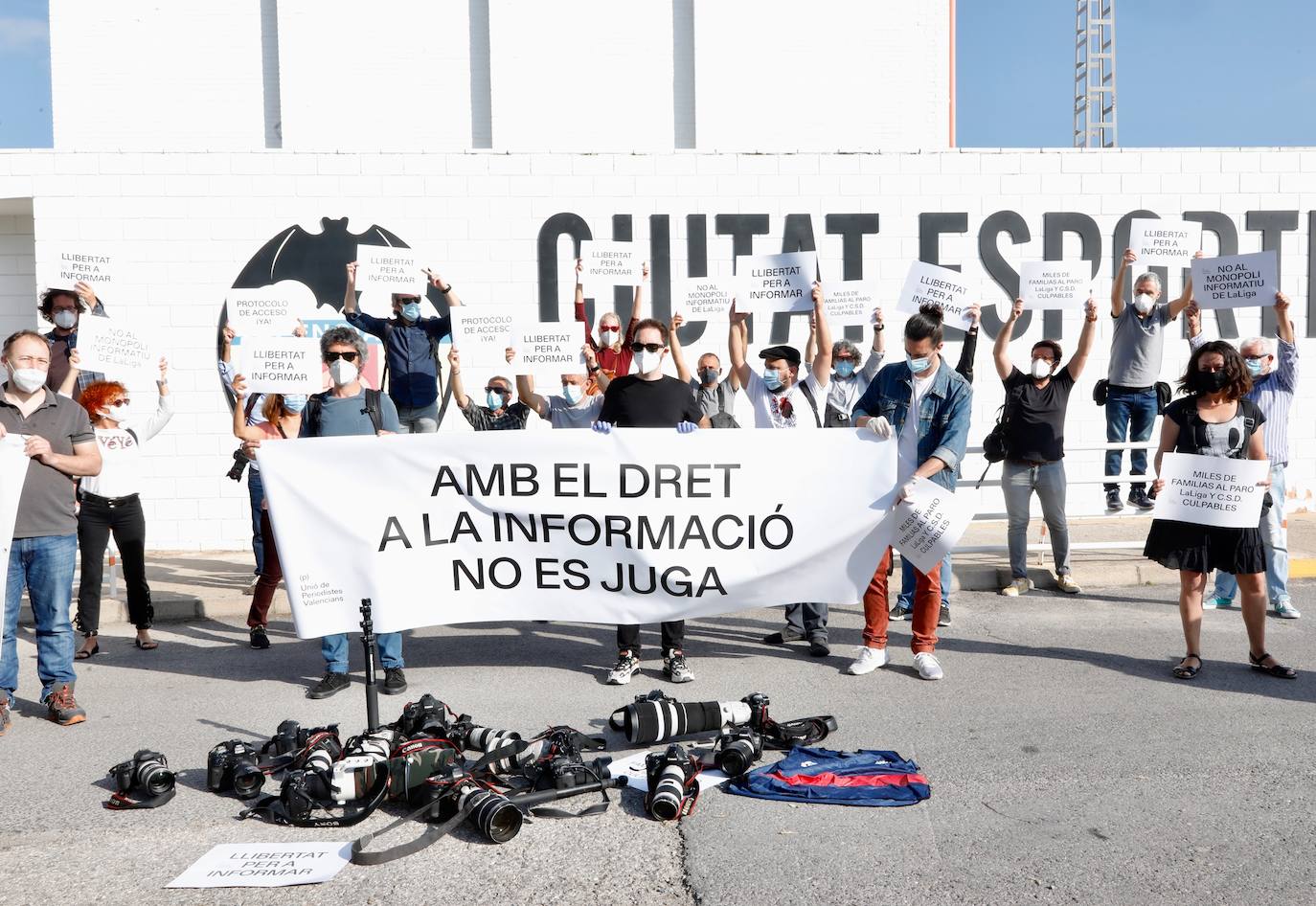 Fotoperiodistas deportivos se concentran en las instalaciones de la Ciudad Deportiva del Valencia CF para reclamar el acceso a los entrenamientos y partidos de LaLiga.