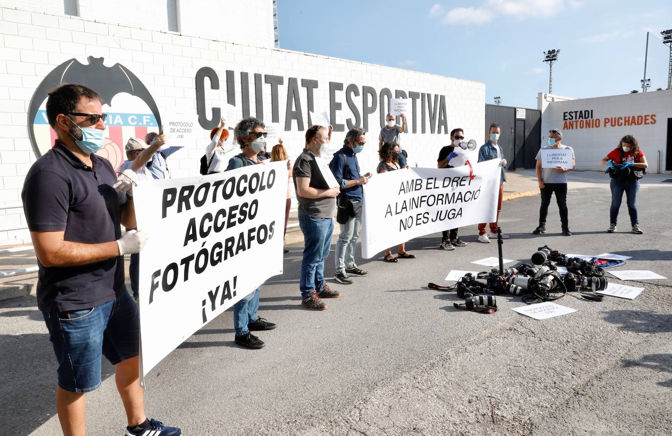 Fotoperiodistas deportivos se concentran en las instalaciones de la Ciudad Deportiva del Valencia CF para reclamar el acceso a los entrenamientos y partidos de LaLiga.