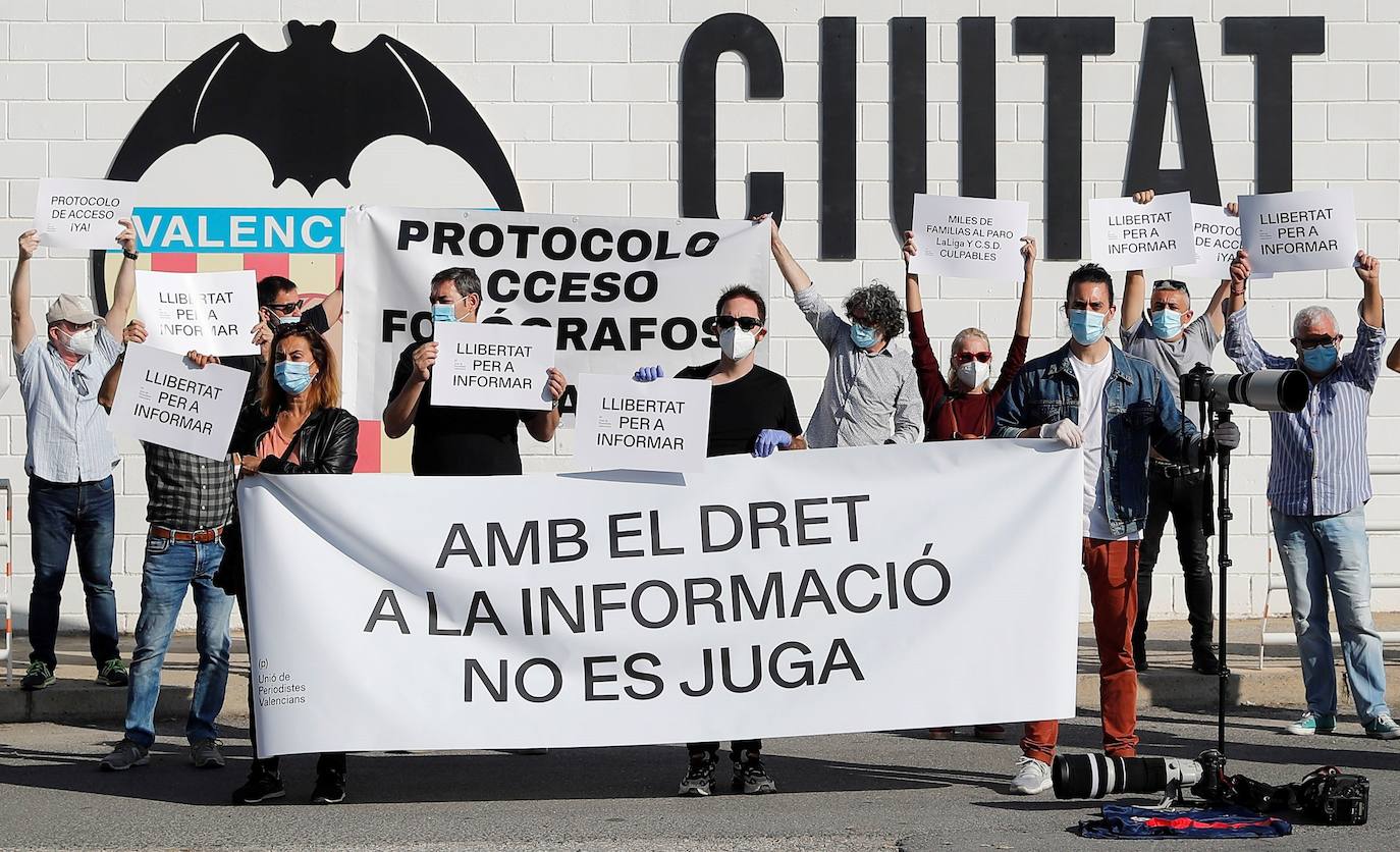 Fotoperiodistas deportivos se concentran en las instalaciones de la Ciudad Deportiva del Valencia CF para reclamar el acceso a los entrenamientos y partidos de LaLiga.