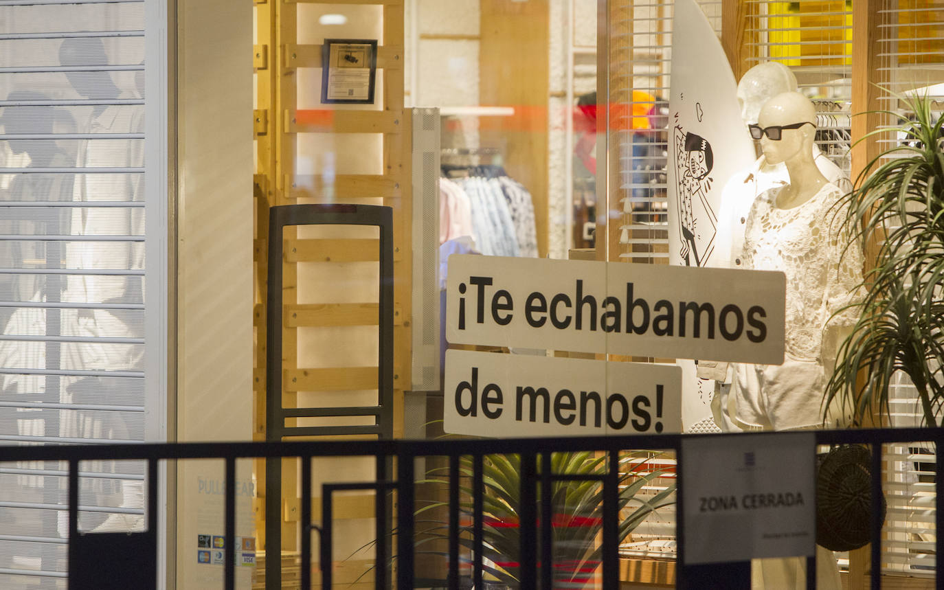 La ciudad de Valencia se prepara y acondiciona sus espacios para pasar a la fase 2 de desescalada a partir del lunes 1 de junio, junto al resto de la Comunitat. La fase 2 refuerza la movilidad a los ciudadanos y reduce las restricciones en la reapertura de numerosas instalaciones y servicios, aunque mantiene algunas restricciones. Los territorios que pasan a la fase 2 de la desescalada podrán abrir cines, teatros y monumentos con un tercio del aforo. Además, el uso de la playa ya se contempla en la fase 2 y se ha flexibilizado mucho la movilidad. 