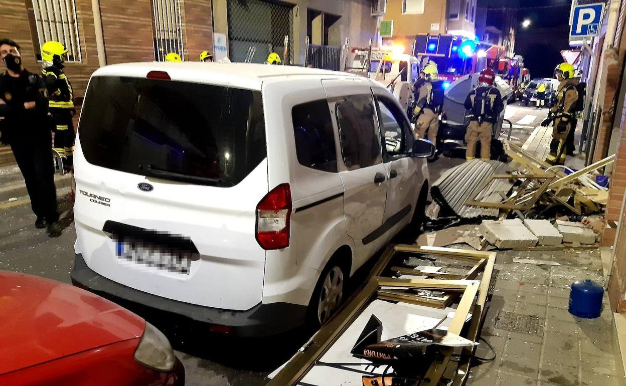 Efectivos frente al almacén.