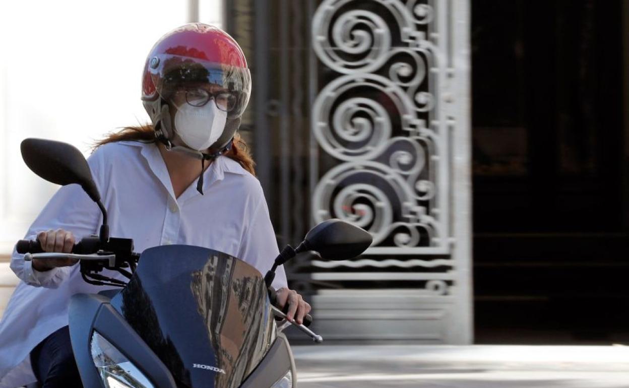 Motorista con mascarilla en Valencia.