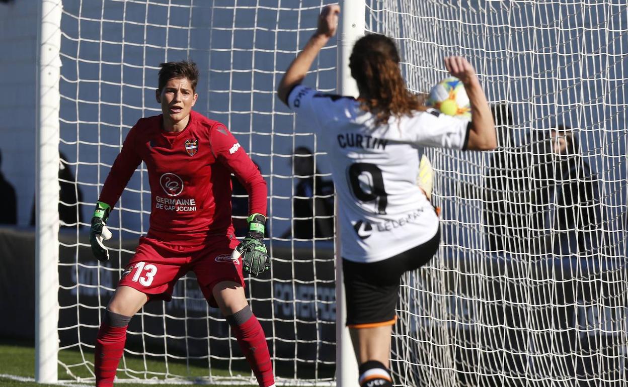 Paraluta, bajo los palos durante un partido entre el Levante y el Valencia.