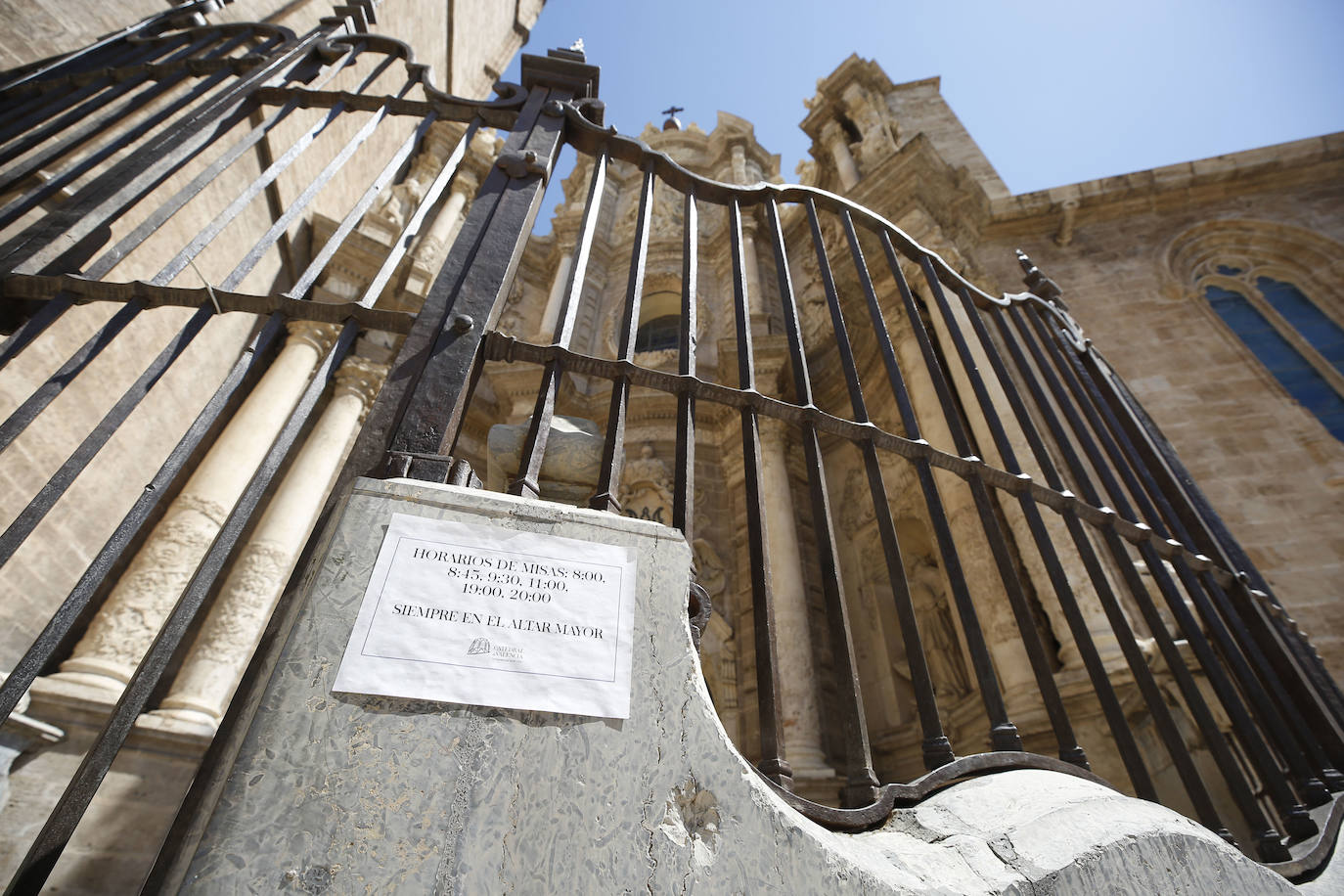 La ciudad de Valencia se prepara y acondiciona sus espacios para pasar a la fase 2 de desescalada a partir del lunes 1 de junio, junto al resto de la Comunitat. La fase 2 refuerza la movilidad a los ciudadanos y reduce las restricciones en la reapertura de numerosas instalaciones y servicios, aunque mantiene algunas restricciones. Los territorios que pasan a la fase 2 de la desescalada podrán abrir cines, teatros y monumentos con un tercio del aforo. Además, el uso de la playa ya se contempla en la fase 2 y se ha flexibilizado mucho la movilidad. 