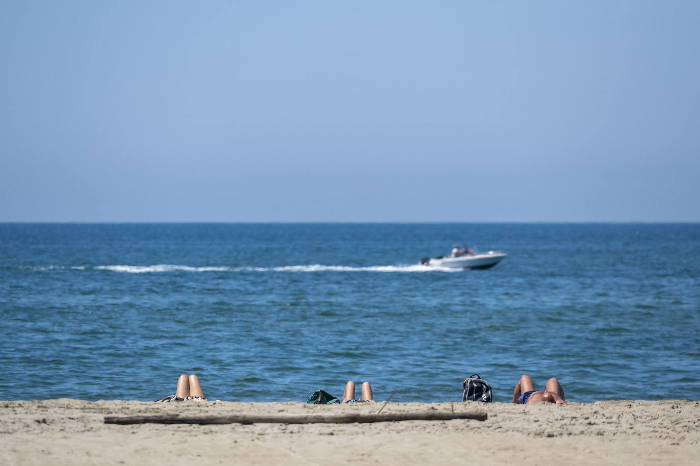 Las playas de Italia reabrirán en medio de la pandemia del coronavirus aunque los bañistas tendrán que mantener una distancia mínima de 5 metros entre ellos y adoptar ciertas medidas higiénicas.