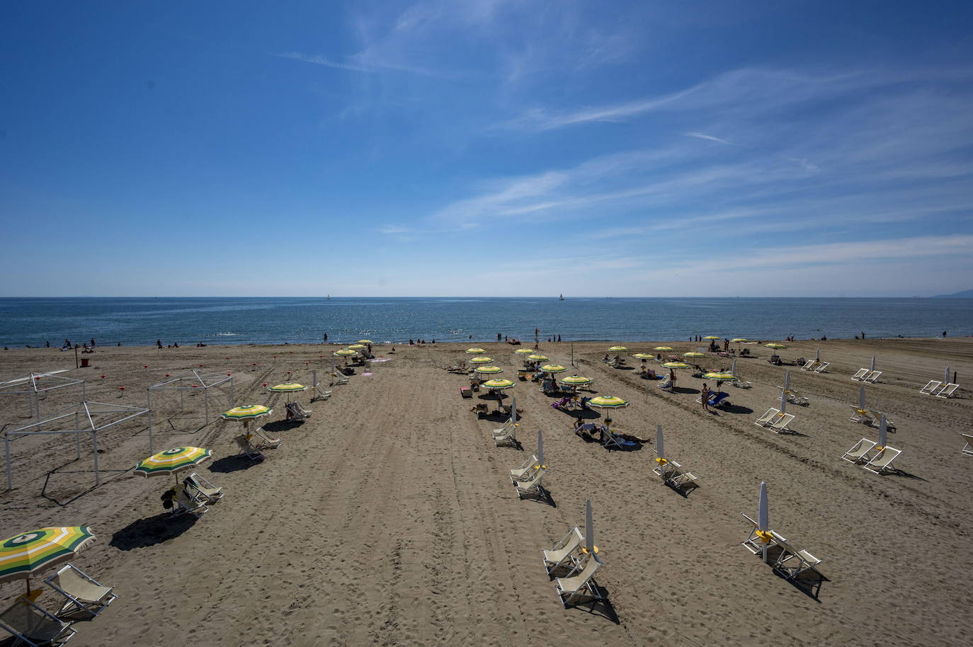 Las playas de Italia reabrirán en medio de la pandemia del coronavirus aunque los bañistas tendrán que mantener una distancia mínima de 5 metros entre ellos y adoptar ciertas medidas higiénicas.