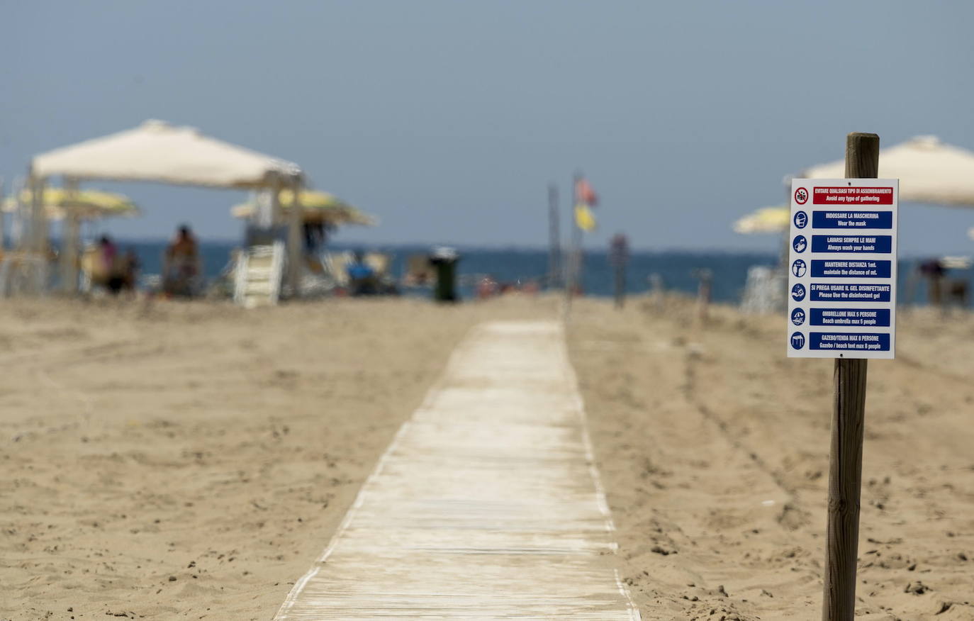 Las playas de Italia reabrirán en medio de la pandemia del coronavirus aunque los bañistas tendrán que mantener una distancia mínima de 5 metros entre ellos y adoptar ciertas medidas higiénicas.