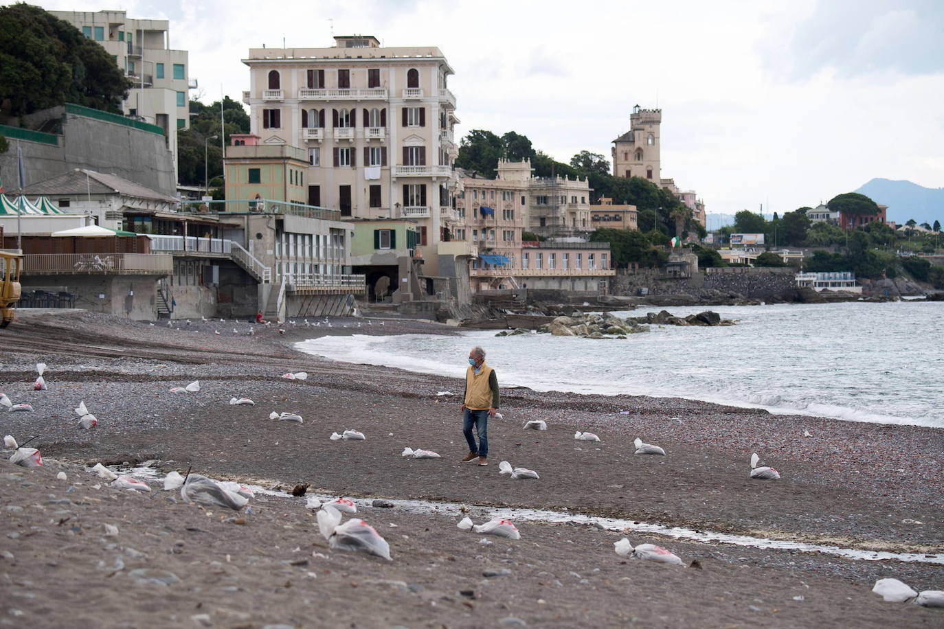 Las playas de Italia reabrirán en medio de la pandemia del coronavirus aunque los bañistas tendrán que mantener una distancia mínima de 5 metros entre ellos y adoptar ciertas medidas higiénicas.