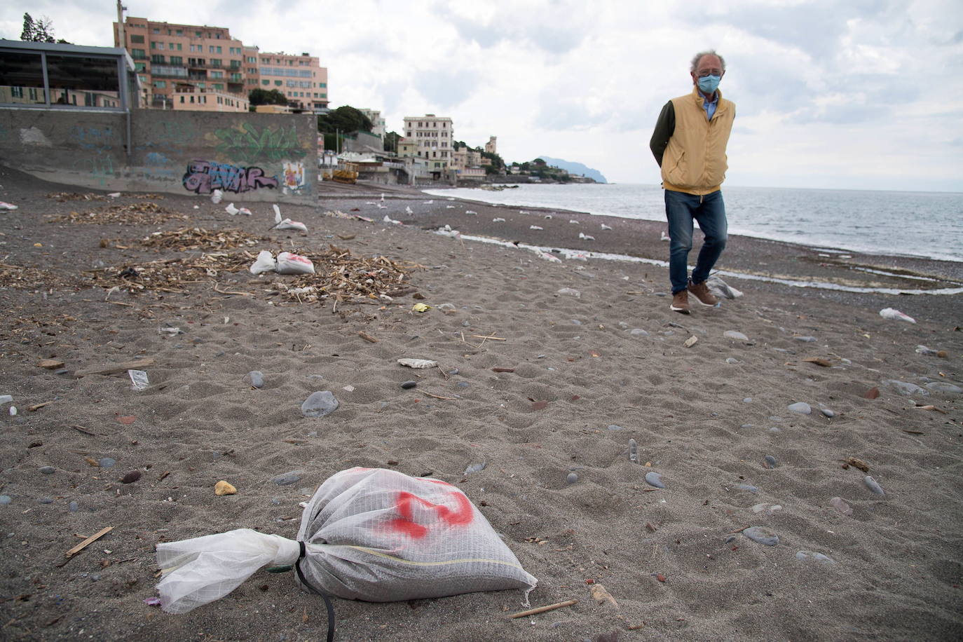 Las playas de Italia reabrirán en medio de la pandemia del coronavirus aunque los bañistas tendrán que mantener una distancia mínima de 5 metros entre ellos y adoptar ciertas medidas higiénicas.