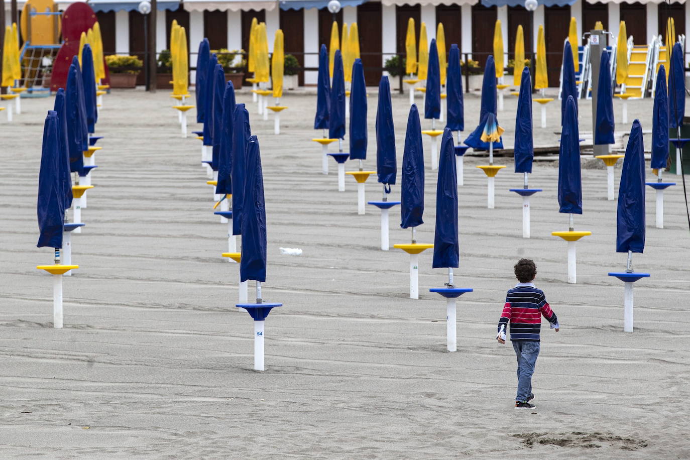 Las playas de Italia reabrirán en medio de la pandemia del coronavirus aunque los bañistas tendrán que mantener una distancia mínima de 5 metros entre ellos y adoptar ciertas medidas higiénicas.