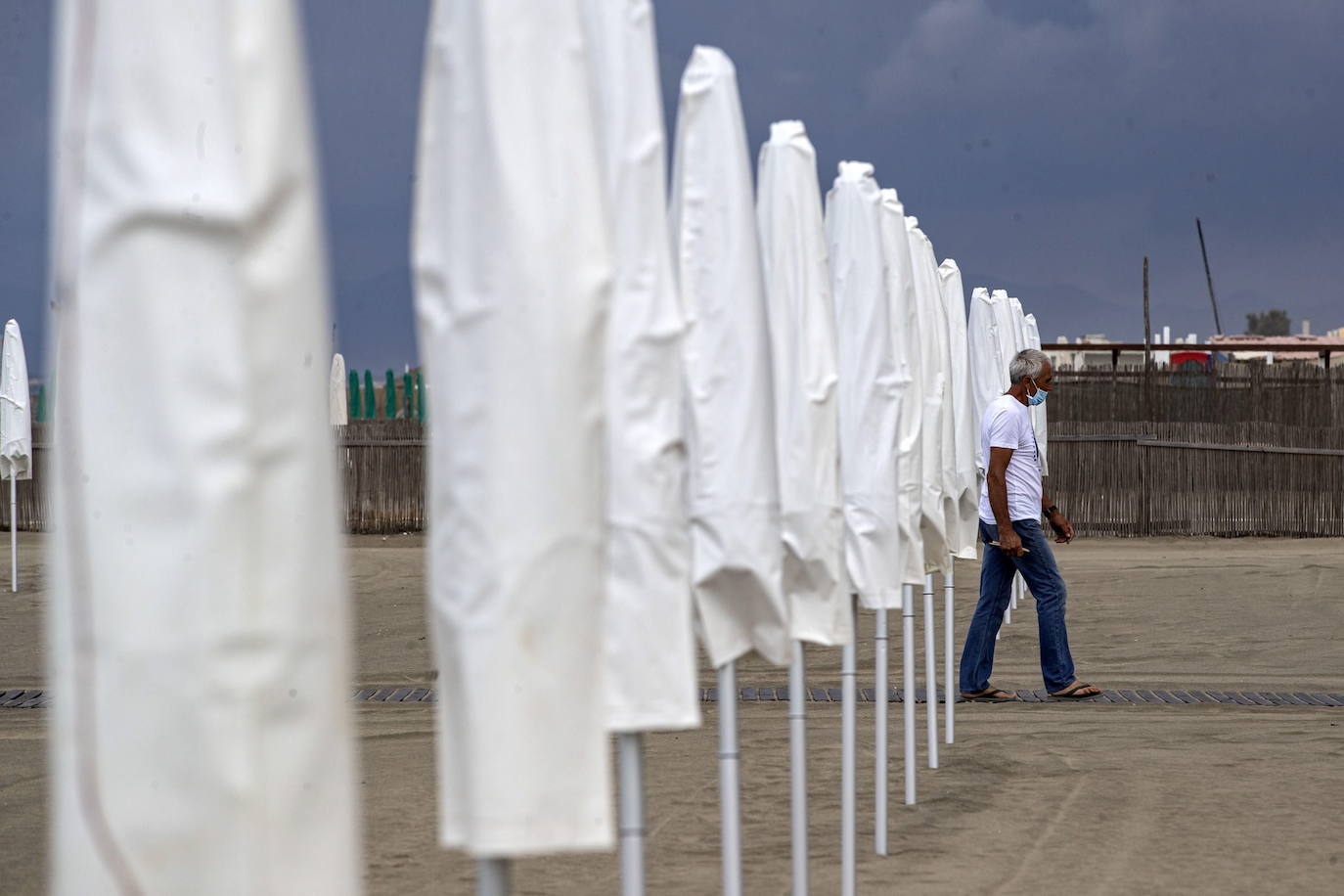 Las playas de Italia reabrirán en medio de la pandemia del coronavirus aunque los bañistas tendrán que mantener una distancia mínima de 5 metros entre ellos y adoptar ciertas medidas higiénicas.