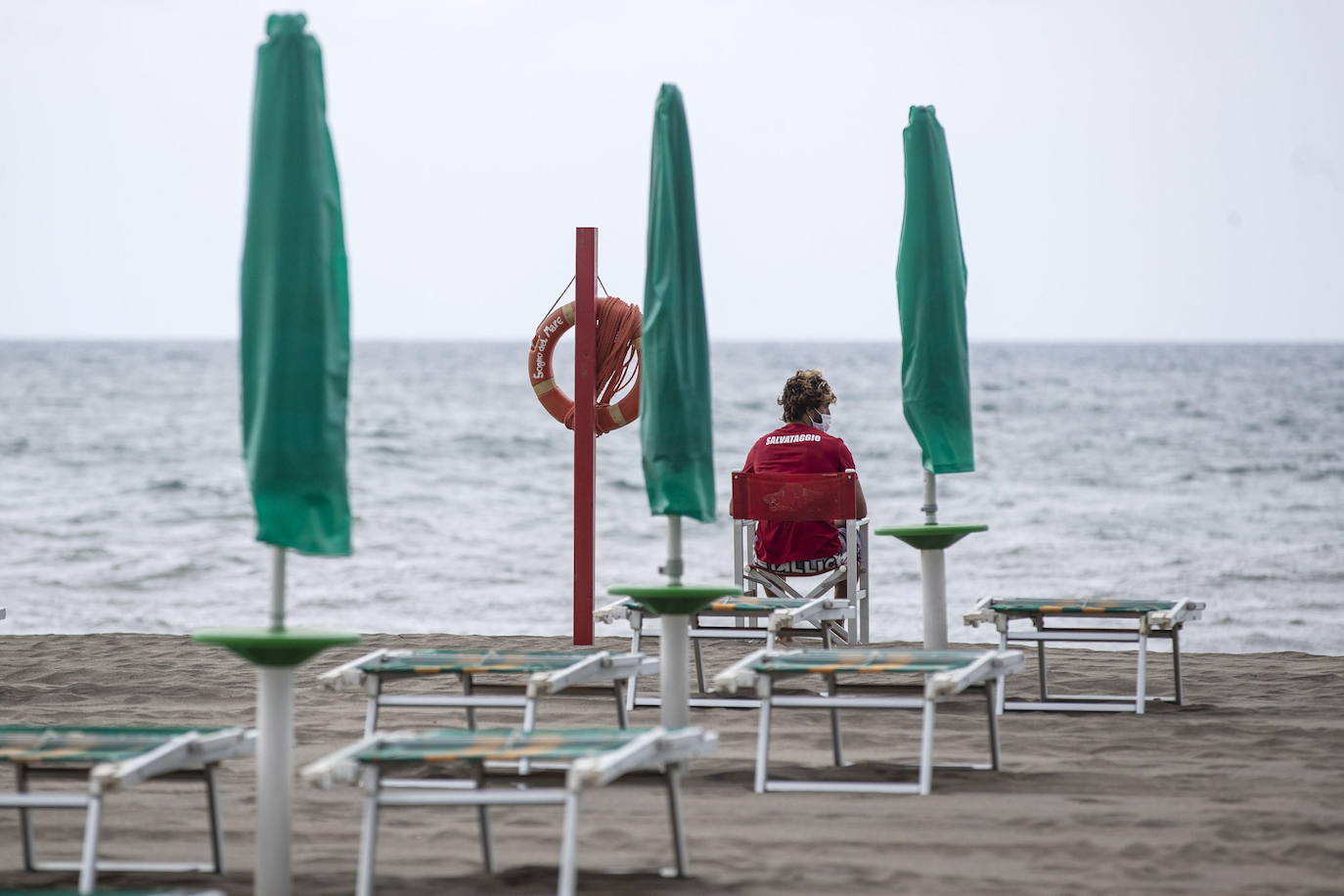 Las playas de Italia reabrirán en medio de la pandemia del coronavirus aunque los bañistas tendrán que mantener una distancia mínima de 5 metros entre ellos y adoptar ciertas medidas higiénicas.