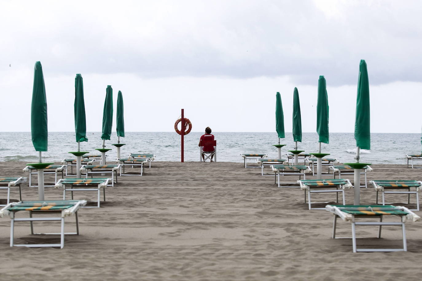 Las playas de Italia reabrirán en medio de la pandemia del coronavirus aunque los bañistas tendrán que mantener una distancia mínima de 5 metros entre ellos y adoptar ciertas medidas higiénicas.