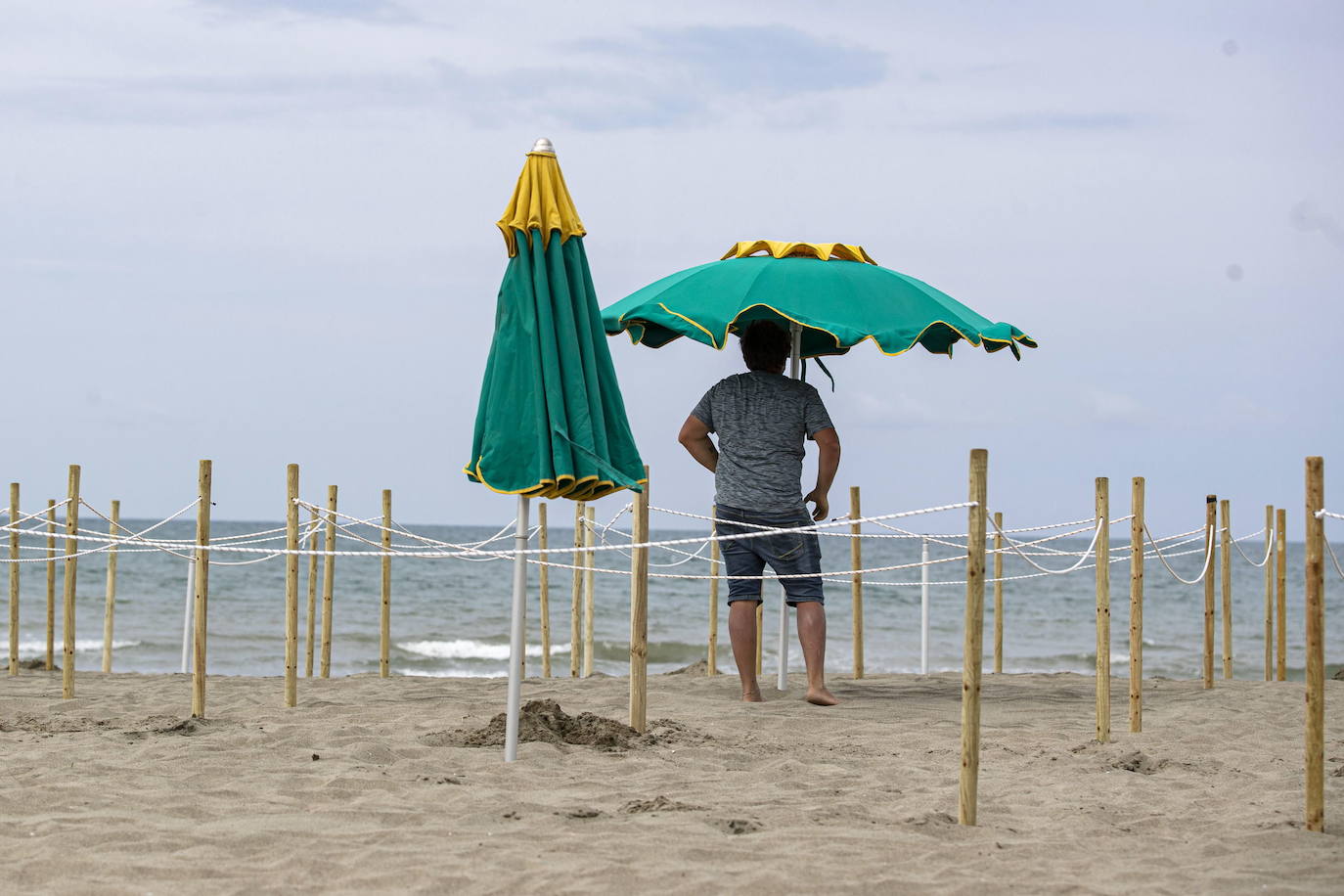 Las playas de Italia reabrirán en medio de la pandemia del coronavirus aunque los bañistas tendrán que mantener una distancia mínima de 5 metros entre ellos y adoptar ciertas medidas higiénicas.