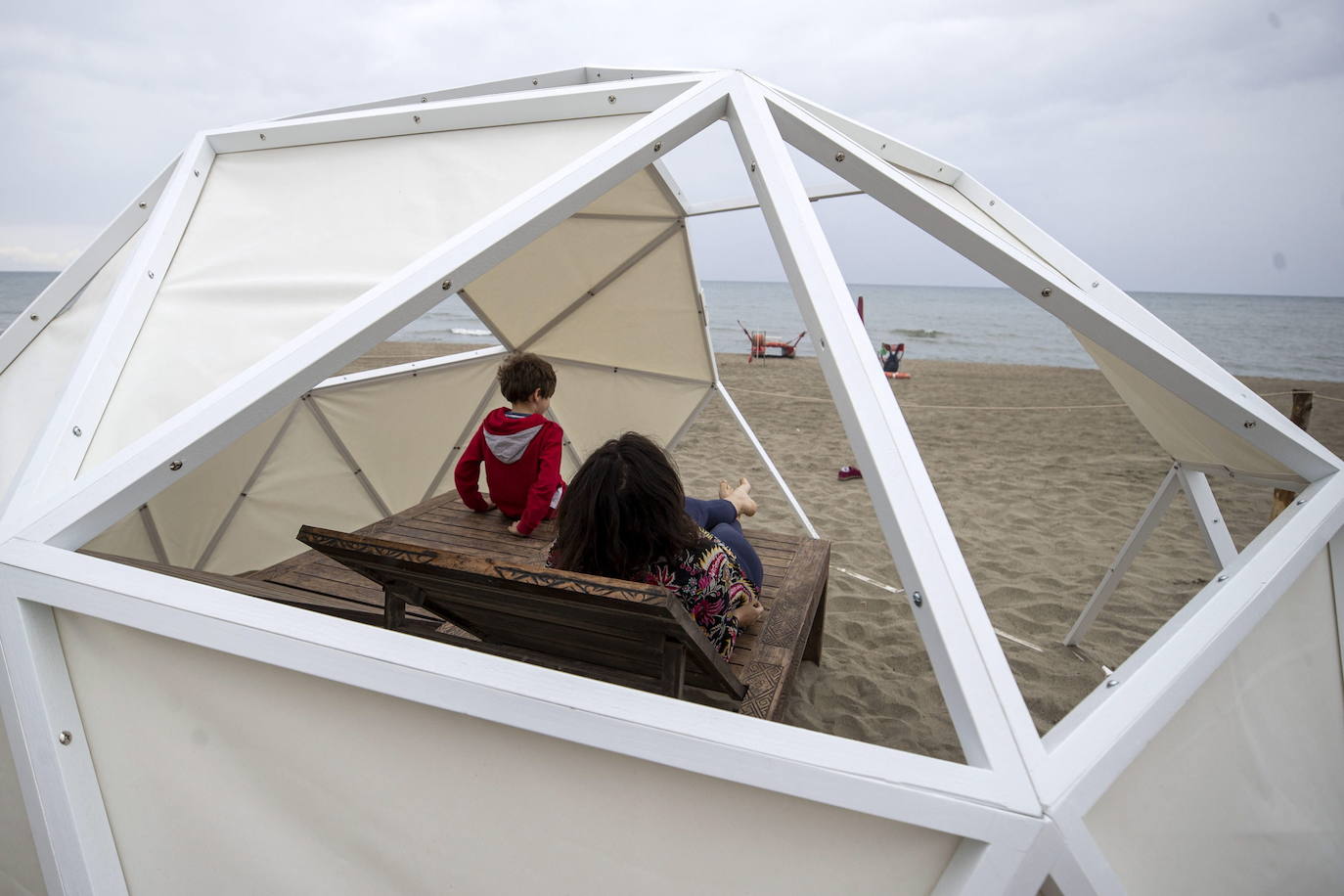 Las playas de Italia reabrirán en medio de la pandemia del coronavirus aunque los bañistas tendrán que mantener una distancia mínima de 5 metros entre ellos y adoptar ciertas medidas higiénicas.