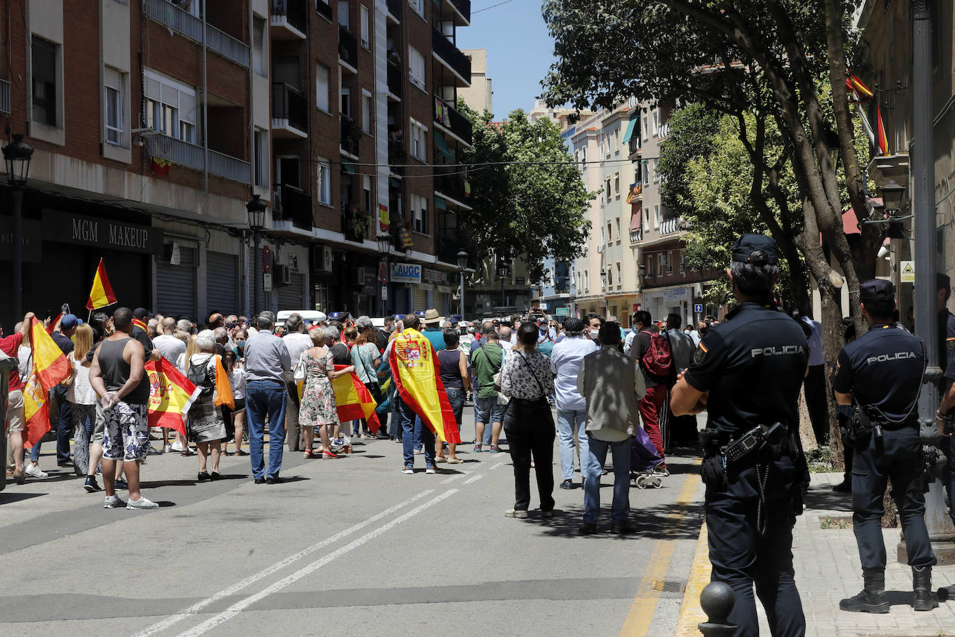 Unas doscientas personas han participado durante el mediodía de este viernes 29 de mayo en una concentración de apoyo a la Guardia Civil frente a la sede de la Comandancia de Valencia en el barrio de Patraix.