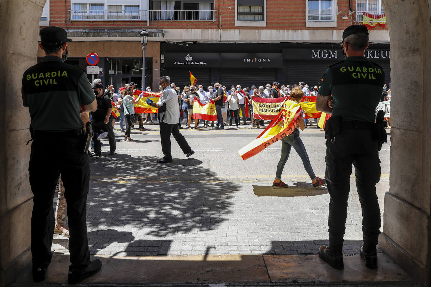 Unas doscientas personas han participado durante el mediodía de este viernes 29 de mayo en una concentración de apoyo a la Guardia Civil frente a la sede de la Comandancia de Valencia en el barrio de Patraix.