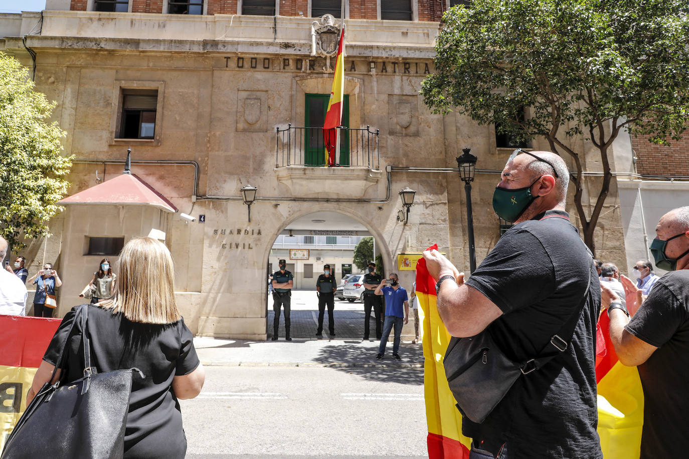 Unas doscientas personas han participado durante el mediodía de este viernes 29 de mayo en una concentración de apoyo a la Guardia Civil frente a la sede de la Comandancia de Valencia en el barrio de Patraix.