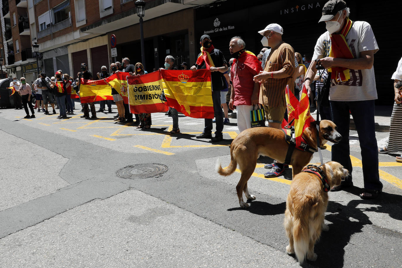 Unas doscientas personas han participado durante el mediodía de este viernes 29 de mayo en una concentración de apoyo a la Guardia Civil frente a la sede de la Comandancia de Valencia en el barrio de Patraix.