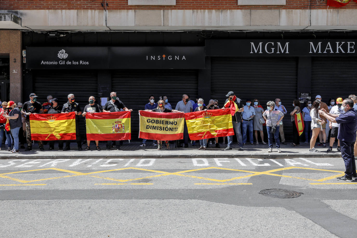 Unas doscientas personas han participado durante el mediodía de este viernes 29 de mayo en una concentración de apoyo a la Guardia Civil frente a la sede de la Comandancia de Valencia en el barrio de Patraix.