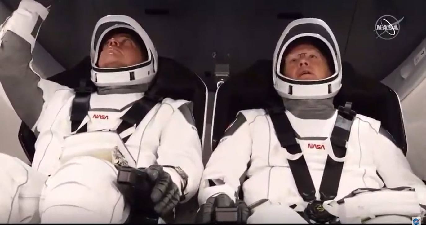 Los astronautas Bob Behnken y Doug Hurley despegaron este sábado del Centro Espacial Kennedy en Florida a bordo de un cohete de SpaceX, primera vez que una empresa privada de Estados Unidos logra concretar una misión de esta naturaleza para la NASA. El cohete Falcon 9, de la compañía creada por Elon Musk, despegó según lo previsto a las 15H22 (19H22 GMT), y los primeros minutos de su ascenso transcurrieron sin inconvenientes, según la transmisión en directo que realiza la agencia espacial de Estados Unidos. La primera etapa del cohete se separó de acuerdo al programa después de dos minutos de vuelo, cuando la nave ascendía a una velocidad de cerca de 4.000 km/h, dejando a la cápsula Crew Dragon en la órbita adecuada para llegar a su destino, la Estación Espacial Internacional, impulsada por la segunda etapa del cohete.