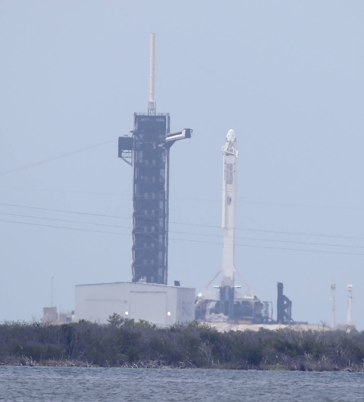 Los astronautas Bob Behnken y Doug Hurley despegaron este sábado del Centro Espacial Kennedy en Florida a bordo de un cohete de SpaceX, primera vez que una empresa privada de Estados Unidos logra concretar una misión de esta naturaleza para la NASA. El cohete Falcon 9, de la compañía creada por Elon Musk, despegó según lo previsto a las 15H22 (19H22 GMT), y los primeros minutos de su ascenso transcurrieron sin inconvenientes, según la transmisión en directo que realiza la agencia espacial de Estados Unidos. La primera etapa del cohete se separó de acuerdo al programa después de dos minutos de vuelo, cuando la nave ascendía a una velocidad de cerca de 4.000 km/h, dejando a la cápsula Crew Dragon en la órbita adecuada para llegar a su destino, la Estación Espacial Internacional, impulsada por la segunda etapa del cohete.