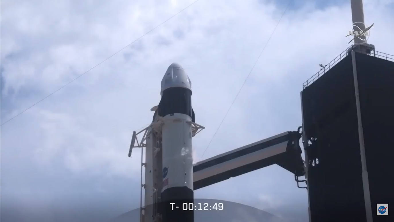 Los astronautas Bob Behnken y Doug Hurley despegaron este sábado del Centro Espacial Kennedy en Florida a bordo de un cohete de SpaceX, primera vez que una empresa privada de Estados Unidos logra concretar una misión de esta naturaleza para la NASA. El cohete Falcon 9, de la compañía creada por Elon Musk, despegó según lo previsto a las 15H22 (19H22 GMT), y los primeros minutos de su ascenso transcurrieron sin inconvenientes, según la transmisión en directo que realiza la agencia espacial de Estados Unidos. La primera etapa del cohete se separó de acuerdo al programa después de dos minutos de vuelo, cuando la nave ascendía a una velocidad de cerca de 4.000 km/h, dejando a la cápsula Crew Dragon en la órbita adecuada para llegar a su destino, la Estación Espacial Internacional, impulsada por la segunda etapa del cohete.