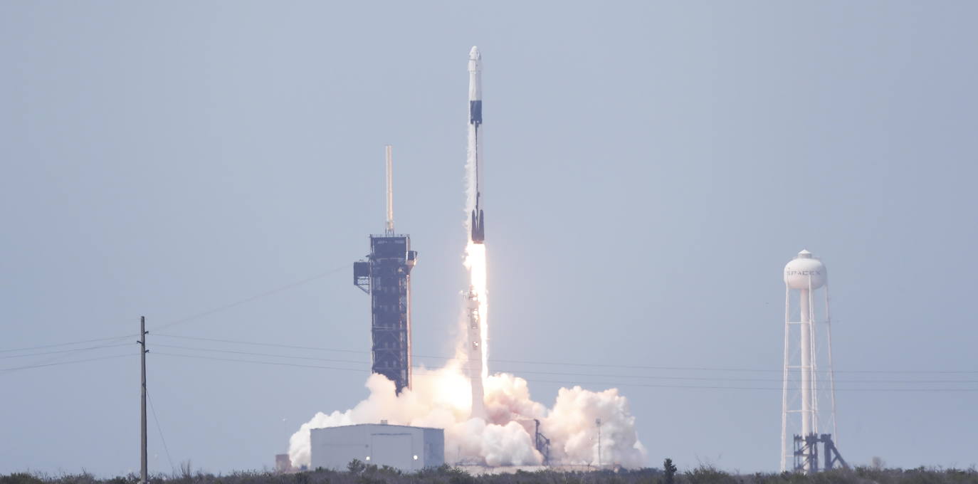 Los astronautas Bob Behnken y Doug Hurley despegaron este sábado del Centro Espacial Kennedy en Florida a bordo de un cohete de SpaceX, primera vez que una empresa privada de Estados Unidos logra concretar una misión de esta naturaleza para la NASA. El cohete Falcon 9, de la compañía creada por Elon Musk, despegó según lo previsto a las 15H22 (19H22 GMT), y los primeros minutos de su ascenso transcurrieron sin inconvenientes, según la transmisión en directo que realiza la agencia espacial de Estados Unidos. La primera etapa del cohete se separó de acuerdo al programa después de dos minutos de vuelo, cuando la nave ascendía a una velocidad de cerca de 4.000 km/h, dejando a la cápsula Crew Dragon en la órbita adecuada para llegar a su destino, la Estación Espacial Internacional, impulsada por la segunda etapa del cohete.