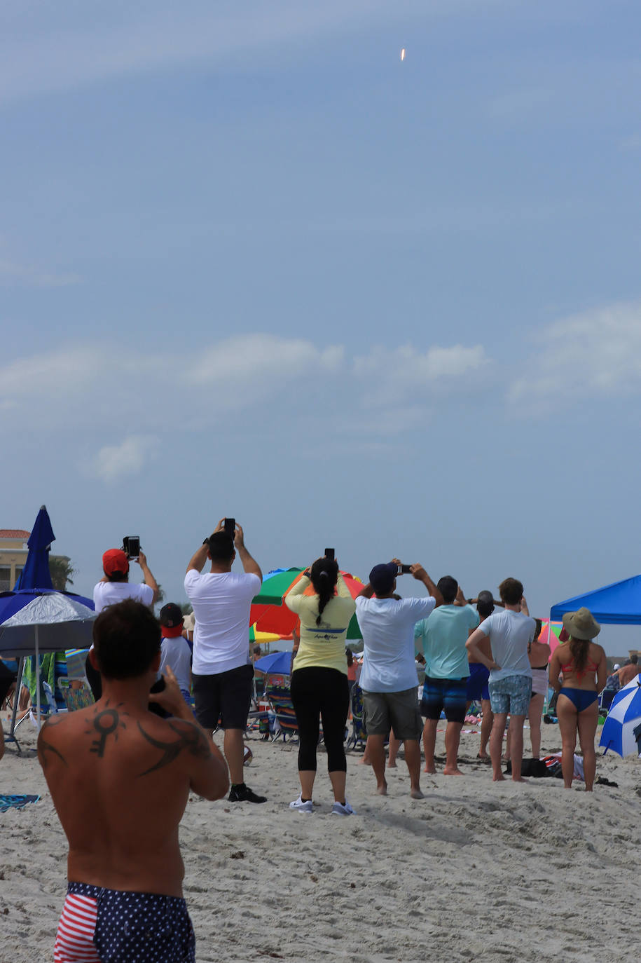 Los astronautas Bob Behnken y Doug Hurley despegaron este sábado del Centro Espacial Kennedy en Florida a bordo de un cohete de SpaceX, primera vez que una empresa privada de Estados Unidos logra concretar una misión de esta naturaleza para la NASA. El cohete Falcon 9, de la compañía creada por Elon Musk, despegó según lo previsto a las 15H22 (19H22 GMT), y los primeros minutos de su ascenso transcurrieron sin inconvenientes, según la transmisión en directo que realiza la agencia espacial de Estados Unidos. La primera etapa del cohete se separó de acuerdo al programa después de dos minutos de vuelo, cuando la nave ascendía a una velocidad de cerca de 4.000 km/h, dejando a la cápsula Crew Dragon en la órbita adecuada para llegar a su destino, la Estación Espacial Internacional, impulsada por la segunda etapa del cohete.