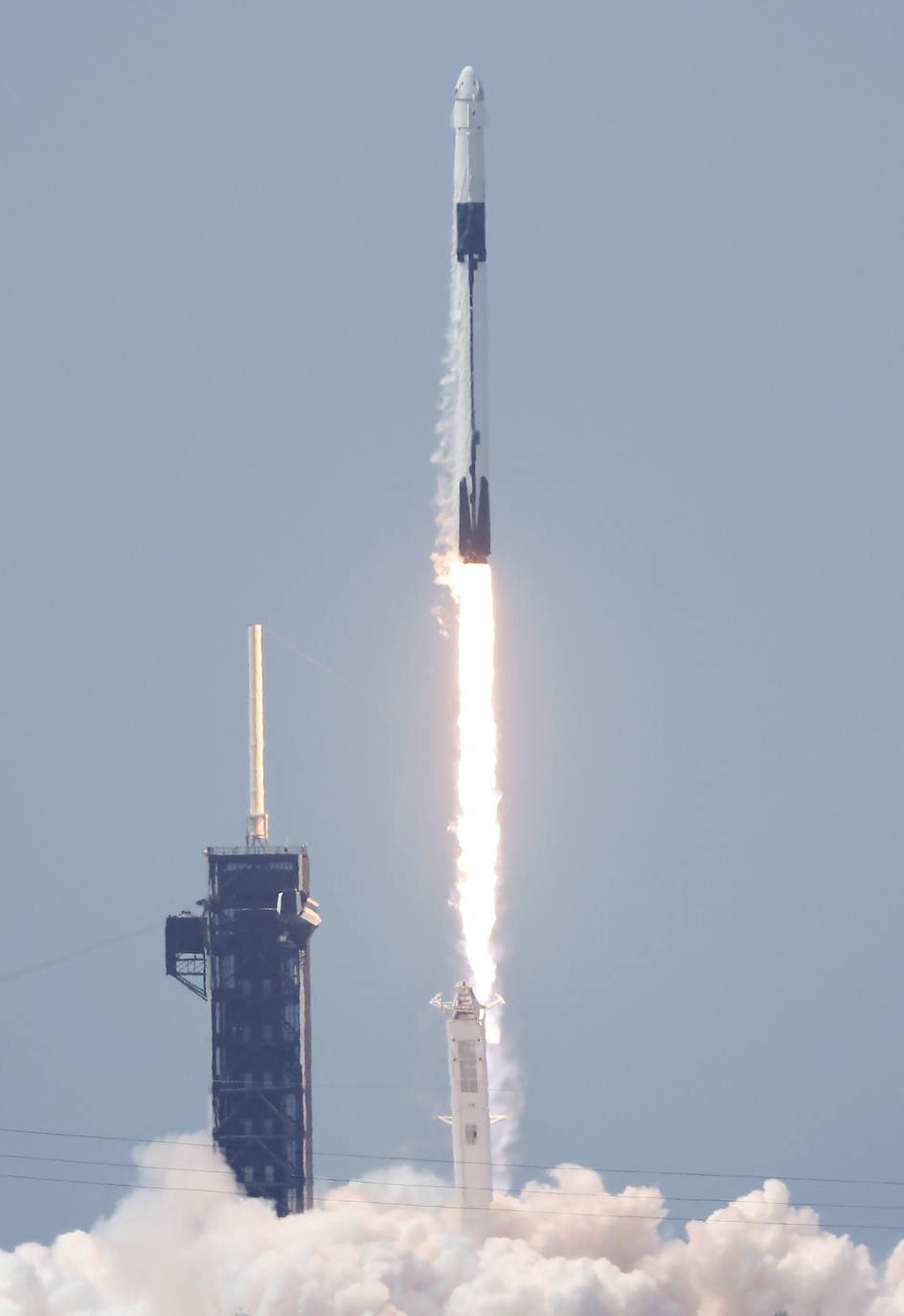 Los astronautas Bob Behnken y Doug Hurley despegaron este sábado del Centro Espacial Kennedy en Florida a bordo de un cohete de SpaceX, primera vez que una empresa privada de Estados Unidos logra concretar una misión de esta naturaleza para la NASA. El cohete Falcon 9, de la compañía creada por Elon Musk, despegó según lo previsto a las 15H22 (19H22 GMT), y los primeros minutos de su ascenso transcurrieron sin inconvenientes, según la transmisión en directo que realiza la agencia espacial de Estados Unidos. La primera etapa del cohete se separó de acuerdo al programa después de dos minutos de vuelo, cuando la nave ascendía a una velocidad de cerca de 4.000 km/h, dejando a la cápsula Crew Dragon en la órbita adecuada para llegar a su destino, la Estación Espacial Internacional, impulsada por la segunda etapa del cohete.