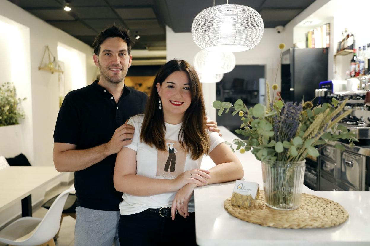 José y Raquel, dueños del restaurante A Huevo en la calle Salamanca, en el centro de Valencia. iRENE mArsilla