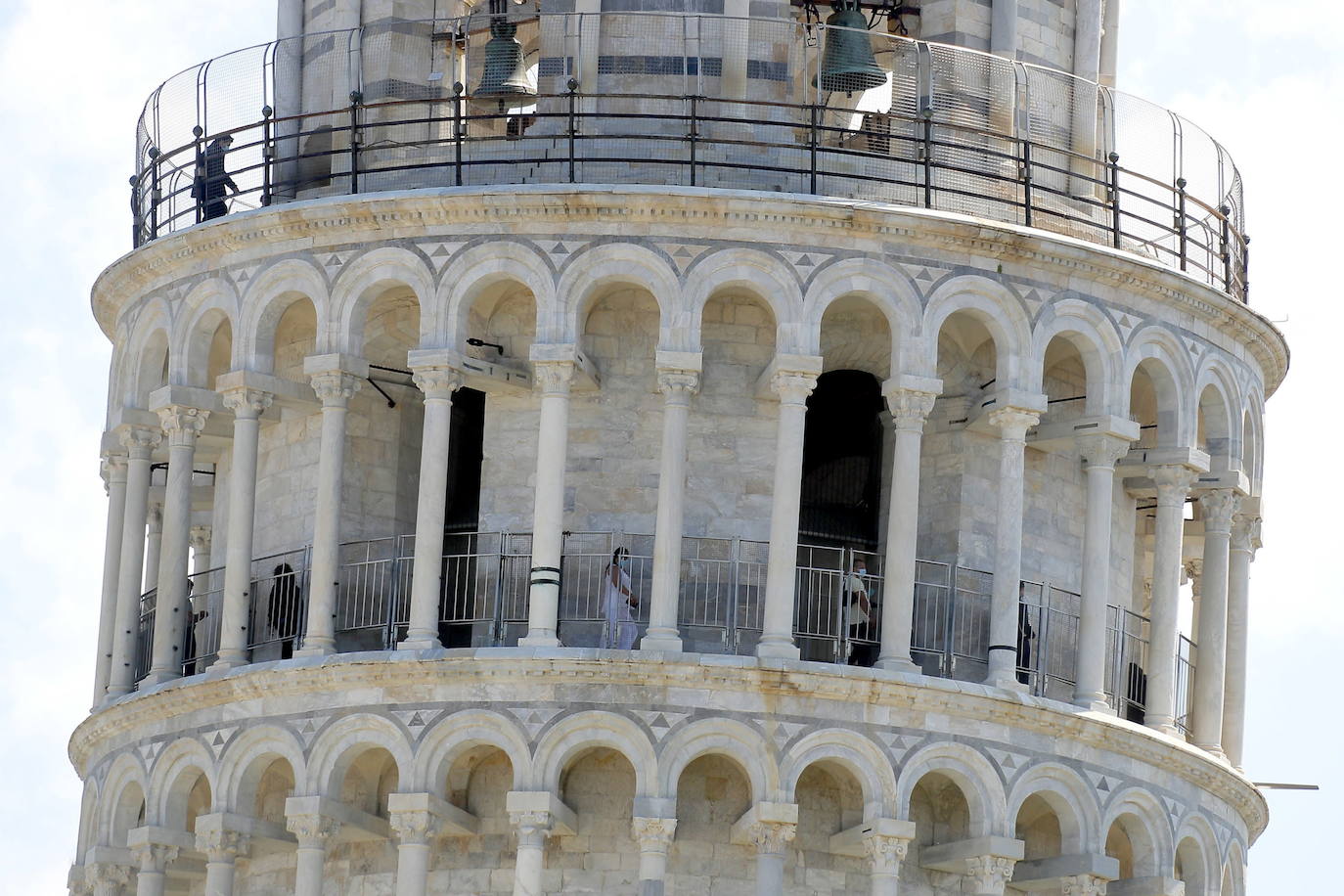 La Torre de Pisa, el campanario más famoso del mundo debido a su inclinación y uno de los monumentos más visitados y asociados al turismo en Italia, abrió hoy después de casi tres meses de cierre por la pandemia de coronavirus. El icónico monumento situado en la Plaza de los milagros de la ciudad toscana abrió sus puertas a las 10.00 de la mañana y cerrará a las 18.30 horas, y podrá ser visitado también bajo medidas de seguridad para evitar contagios.