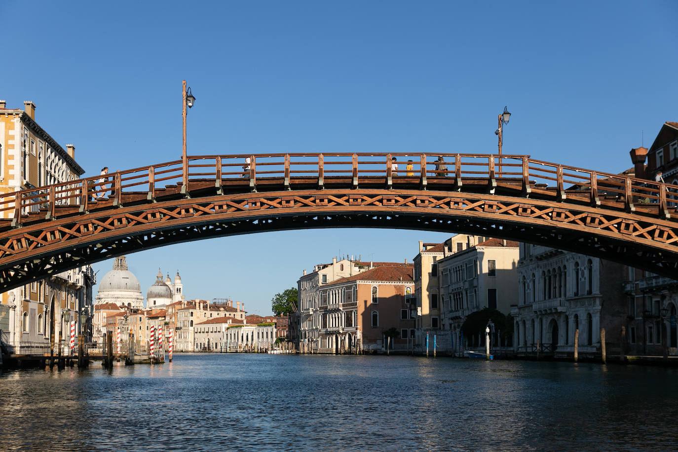 La pandemia del coronavirus dejó imágenes insólitas en una de las capitales turísticas de Europa. Recuperando poco a poco la normalidad, Venecia sigue dejando estampas únicas al atardecer.